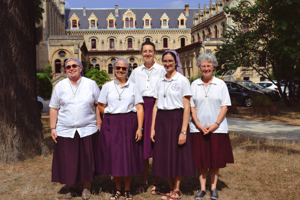 Les sœurs en groupe devant l'Assomption Bordeaux