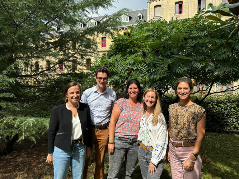 Equipe pastorale de l'Assomption Bordeaux dans le parc.